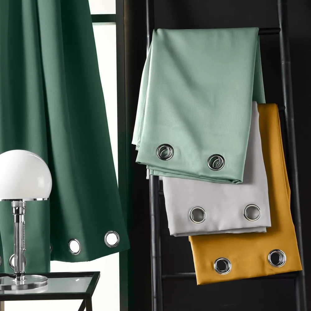 Светлозелено затъмняващо перде 135x180 cm Occult – douceur d'intérieur