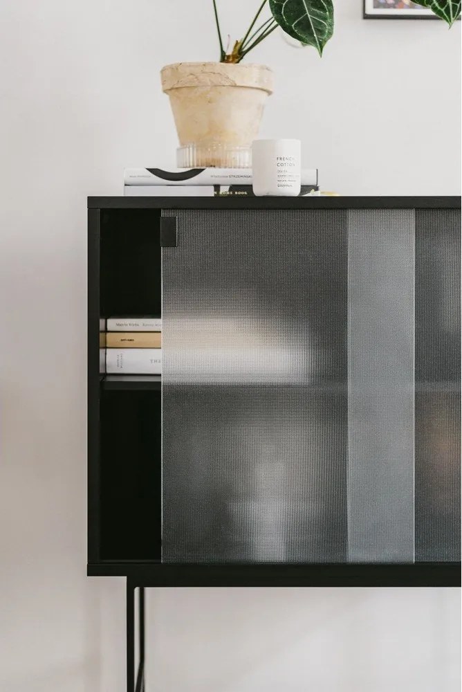 Черна витрина с плъзгащи се врати 70x109x40 cm Lekko – noo.ma