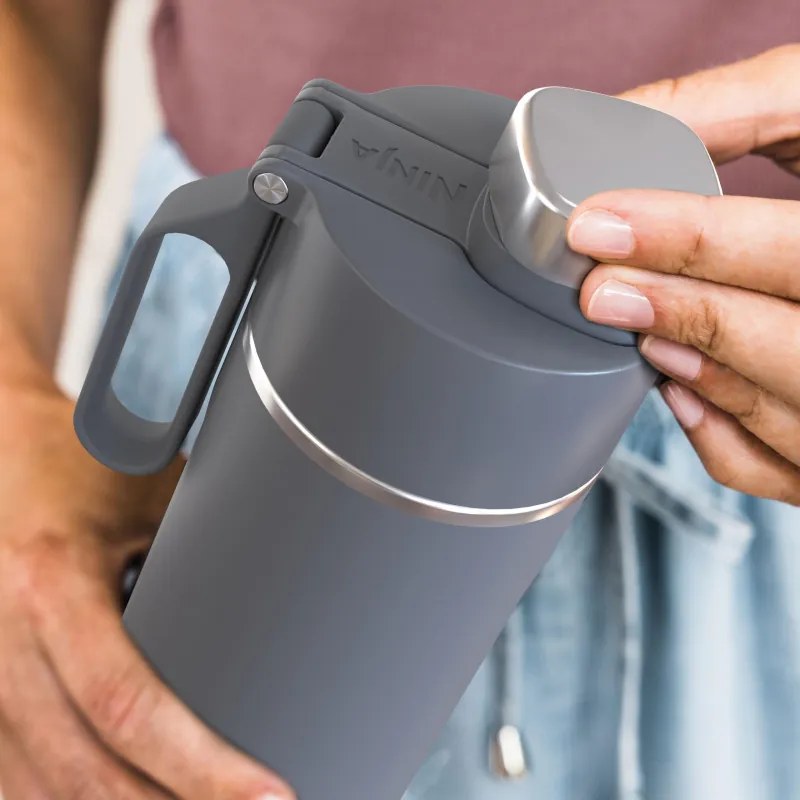 Термос Ninja DW2401EUUKGY, 700 мл, Подходящ и за газирани напитки, Тройна термоизолация, Без BPA, Топло до 8ч, Студено до 24ч, Сив