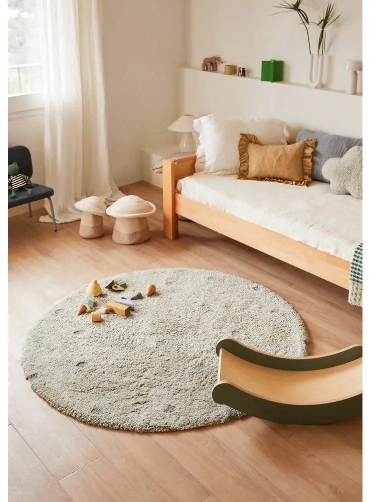 Светлозелен ръчно изработен памучен детски килим подходящ за пране ø140 cm Round Dot Blue Sage – Lorena Canals