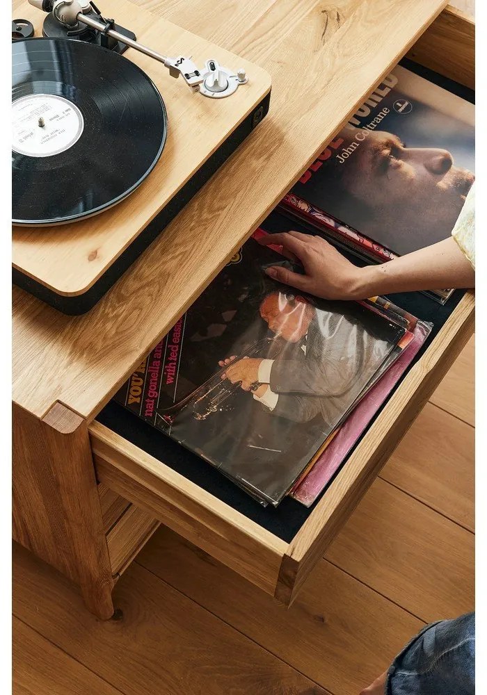 Нисък скрин от масивен дъб в естествен цвят 140x64 cm Twig – The Beds