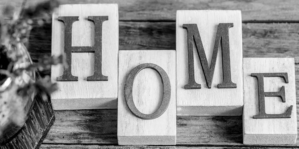Картина на платно – Буквички Home в черно-бяло