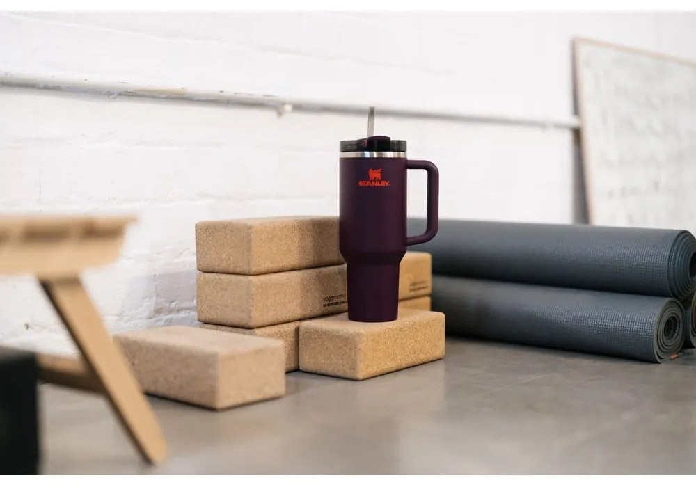 Тъмнолилав термос със сламка от неръждаема стомана 1,18 l Quencher H2.0 FlowState Tumbler Plum – Stanley