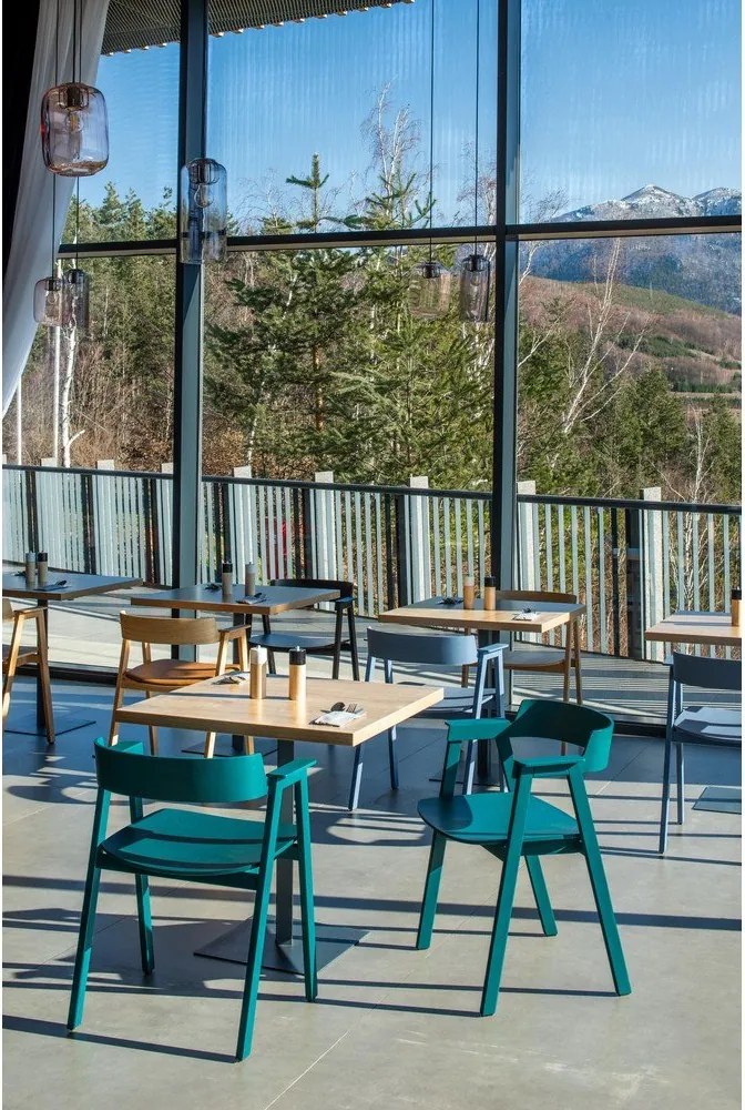 Трапезен стол с подлакътници от масивен дъб в петролен цвят Flip – Gazzda