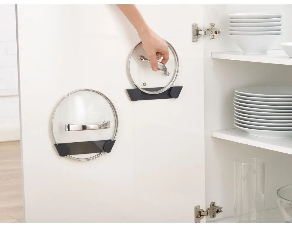 Пластмасови поставка за капаци в комплект 4 бр. без пробиване CupboardStore – Joseph Joseph