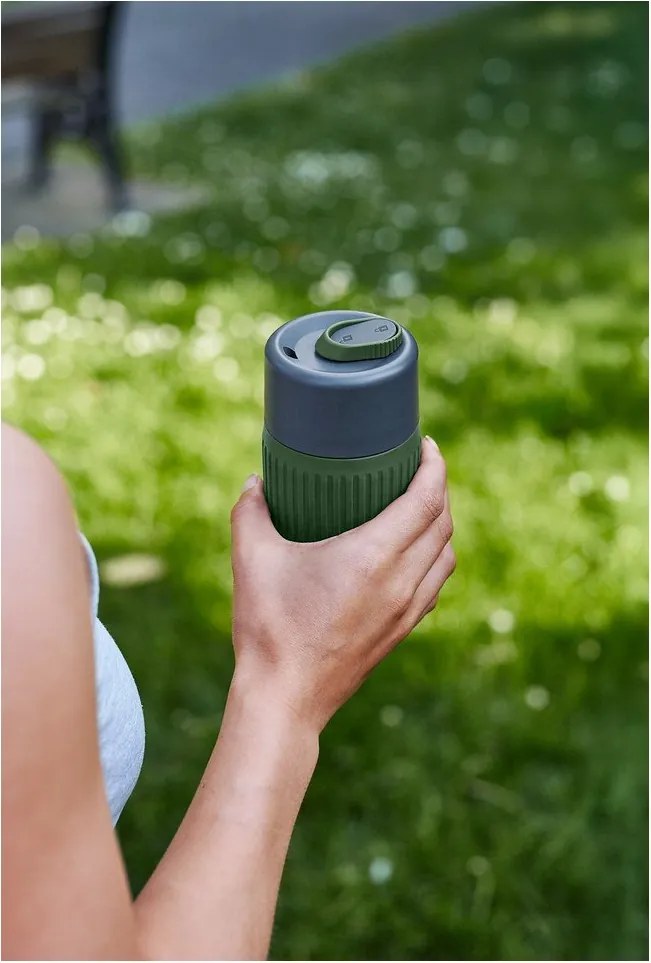 Зелена стъклена чаша за път 340 ml – Black + Blum