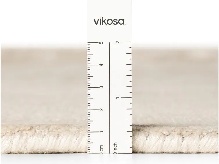 Ръчно изработен килим от вискоза в цвят слонова кост 200x300 cm Noemi – Vikosa