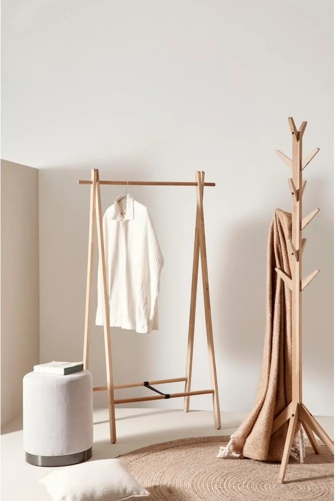 Черна стойка за дрехи от масивна бреза 91x151x50 cm Daiki – Yes Everyday