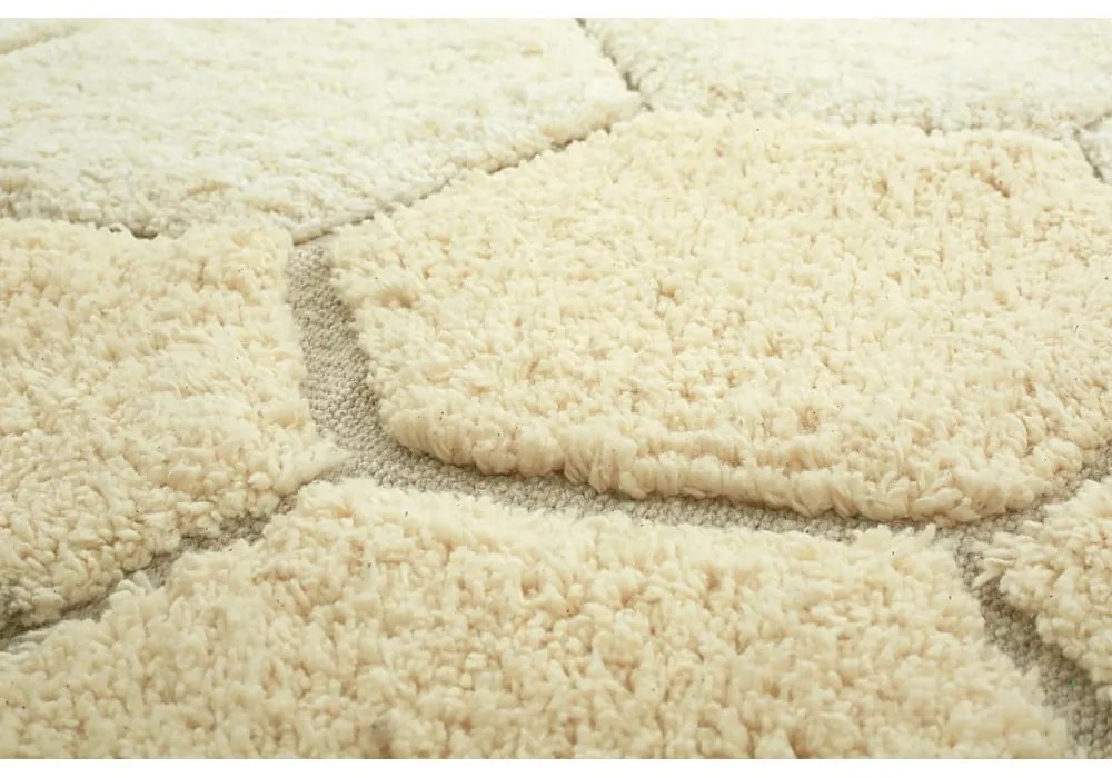 Ръчно изработен памучен кръгъл килим подходящ за пране в цвят жълта охра ø 140 cm Honeycomb Golden – Lorena Canals