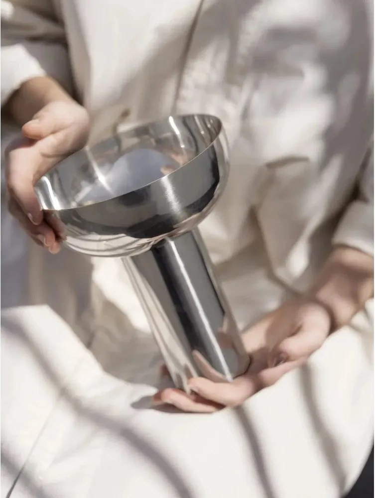 Ваза от неръждаема стомана в сребрист цвят (височина 21 cm) Miyabi – Blomus