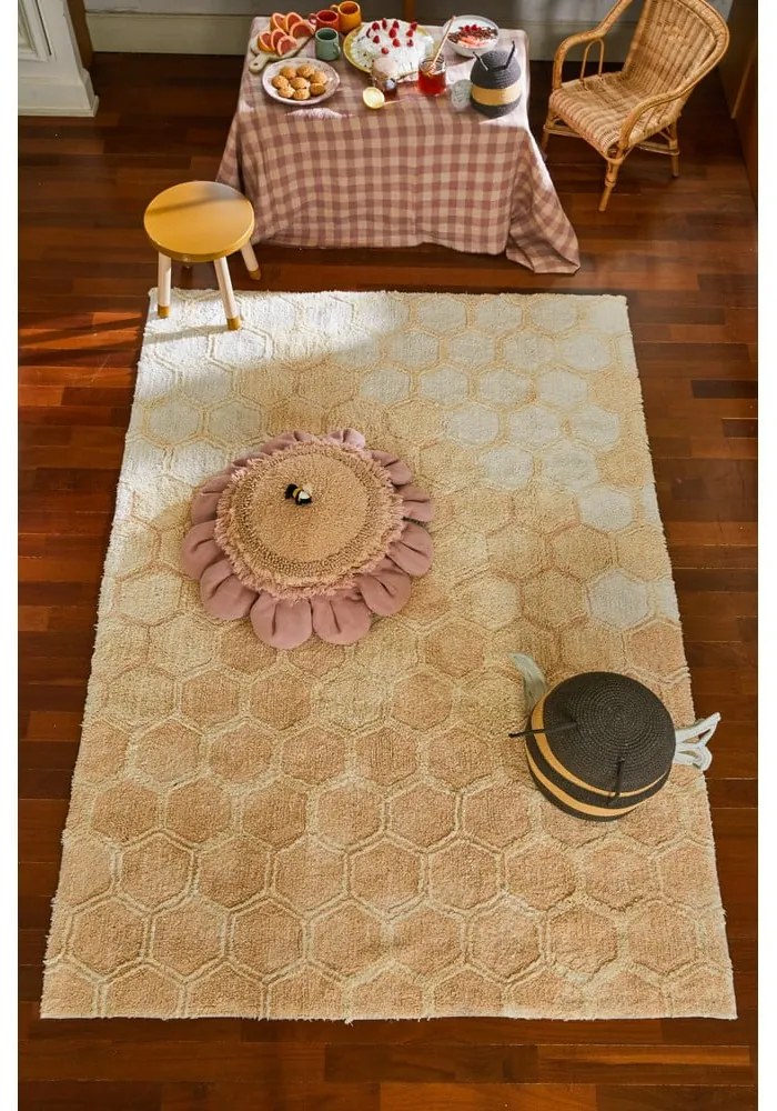 Ръчно изработен памучен килим подходящ за пране в цвят жълта охра 140x200 cm Sweet Honey – Lorena Canals