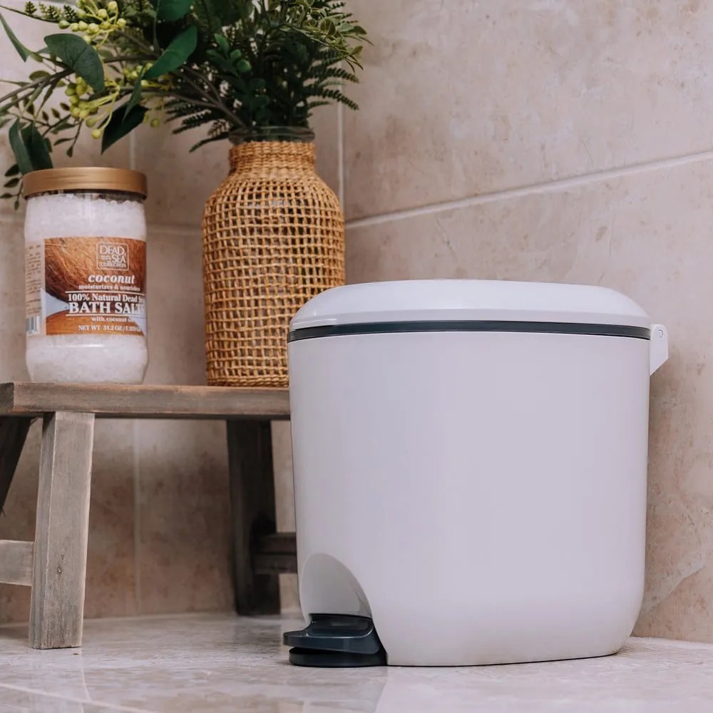 Бяло пластмасово кошче за боклук с педал 3,5 l – Addis