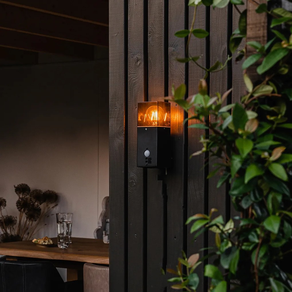 Външна стенна лампа черна IP44 с датчик за движение - Denmark