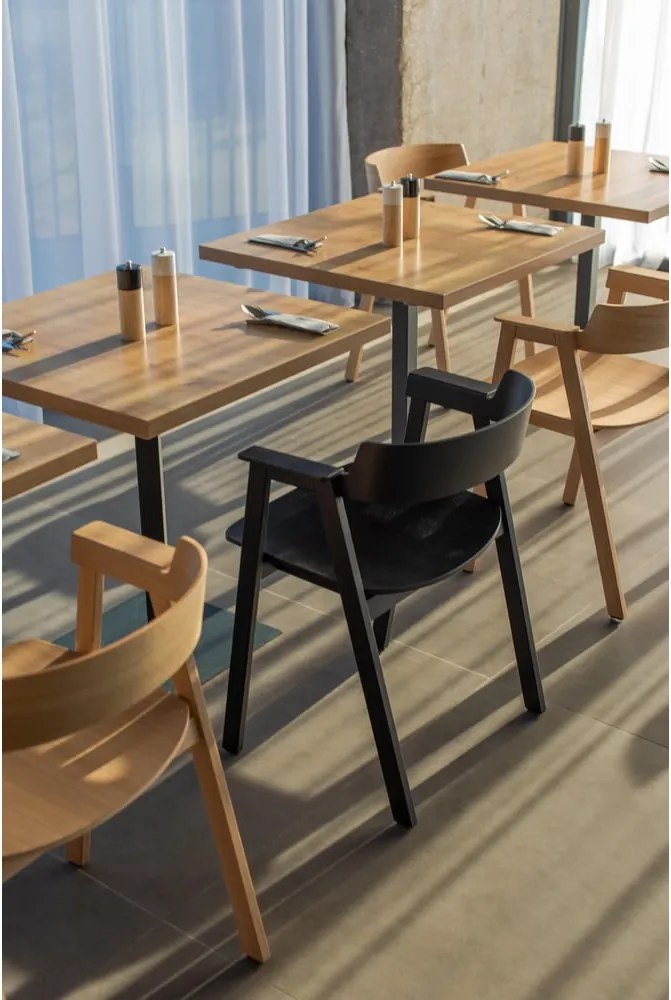 Черен трапезен стол с подлакътници от масивен дъб Flip – Gazzda