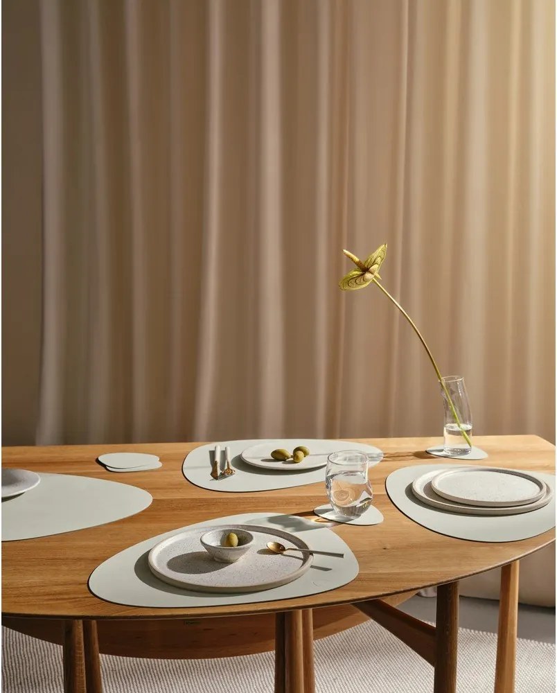 Подложка за хранене от еко кожа 37x44 cm Curve L Nupo – LIND DNA