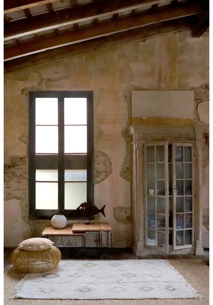 Бежов ръчно изработен памучен килим подходящ за пране 140x200 cm Kaarol Earth – Lorena Canals