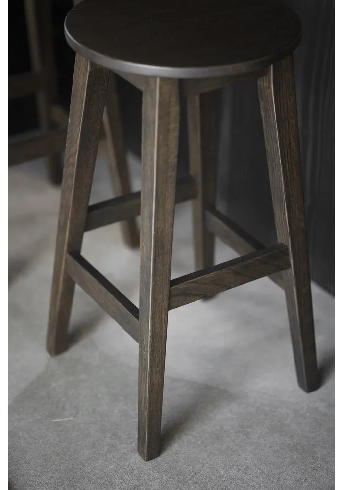 Тъмнокафяви бар столове в комплект 2 бр. от масивен дъб (височина на седалката 65 cm) Austin – Rowico