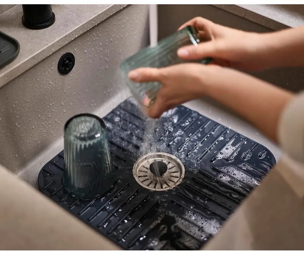 Подложка против хлъзгане за мивка 30x30 cm SinkShield – Joseph Joseph