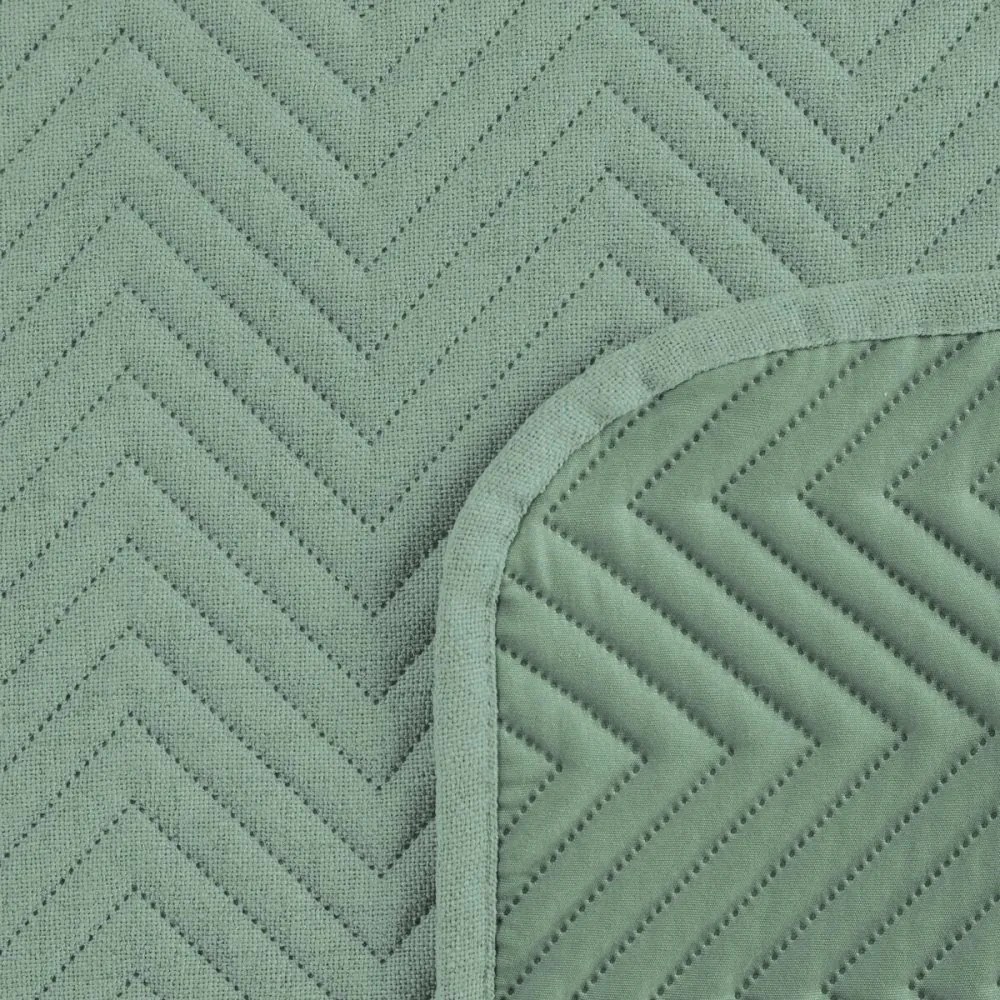 Едноцветна покривка за легло с ватирана геометрична шарка - ментово зелено Ширина: 200 см | Дължина: 220 см