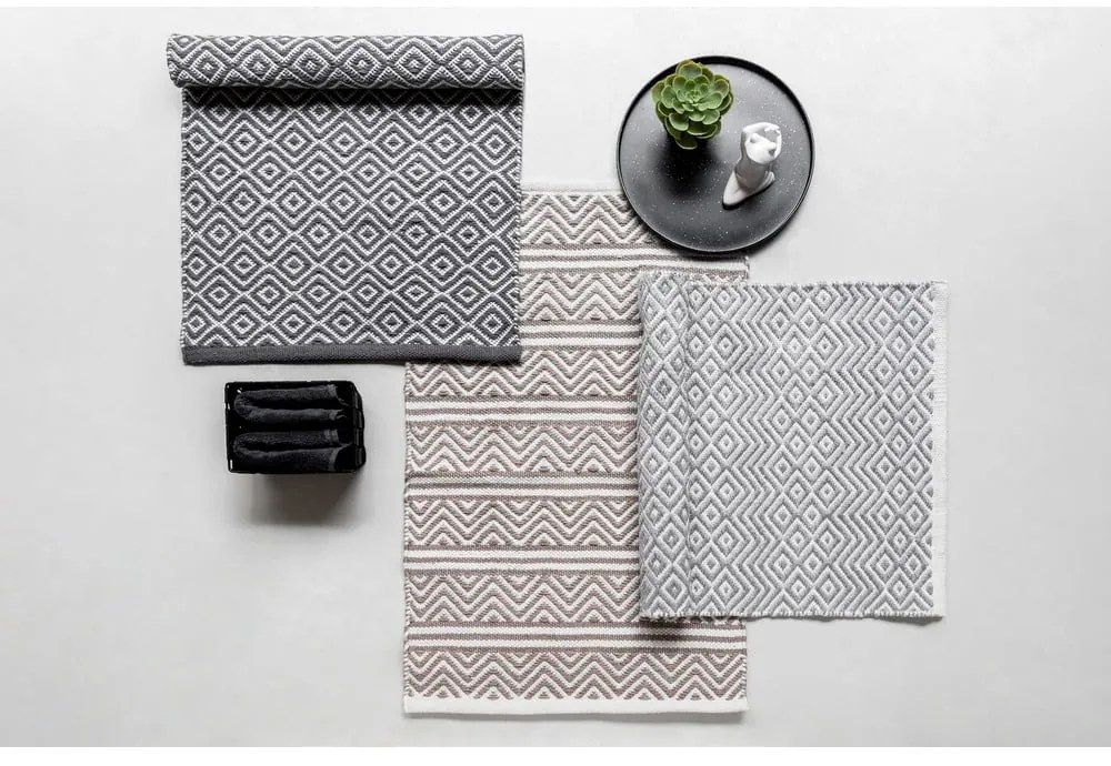 Бежов текстилен килим за баня 50x80 cm Shaki – Wenko