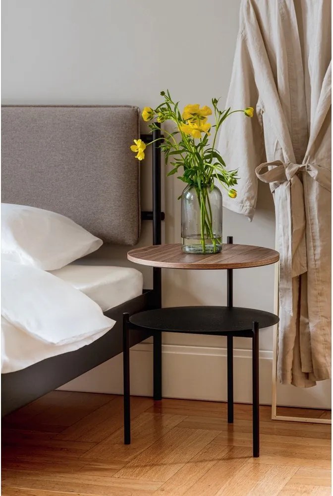 Черно/в тъмно естествен цвят нощно шкафче с орехов плот Tu – noo.ma