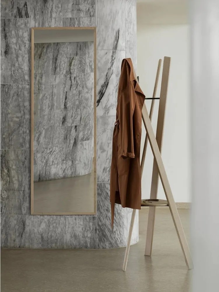 Стойка за връхни дрехи от масивен дъб в естествен цвят 62x176 cm Rakku – Blomus