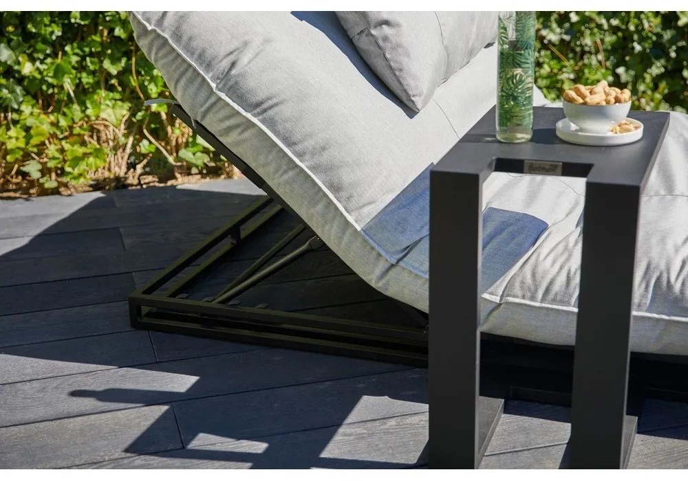 Черна градинска странична маса за шезлонг Tim - Hartman