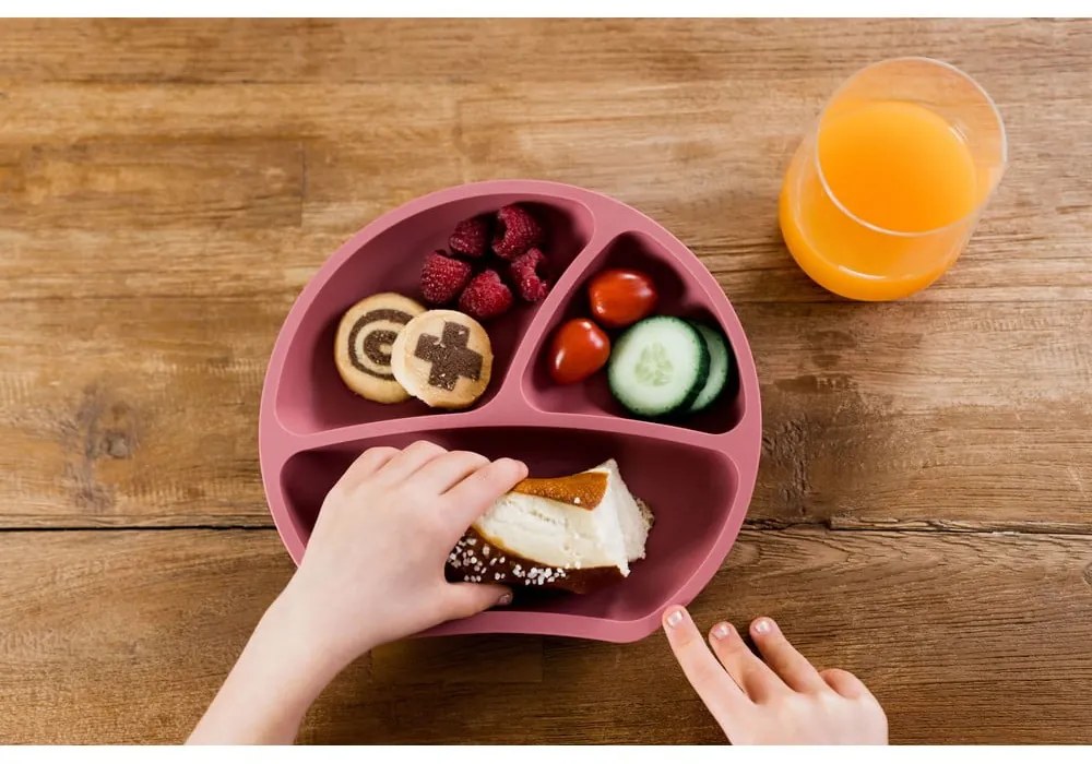 Силиконова детска чиния в тухлен цвят 19x20,5 cm Dusky Pink – Kindsgut