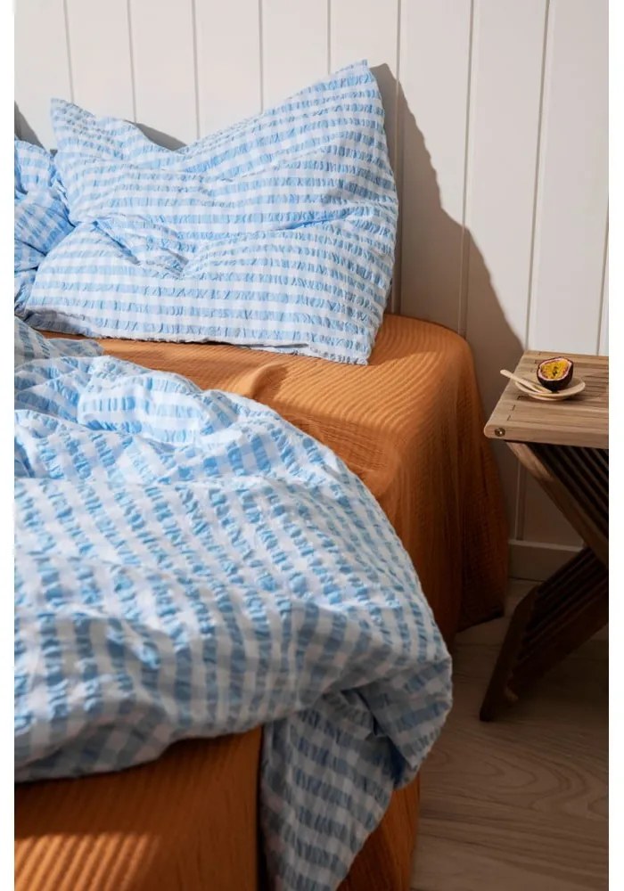 Бяло и светлосиньо удължено крепирано спално бельо за единично легло 140x220 cm Bæk&amp;Bølge - JUNA