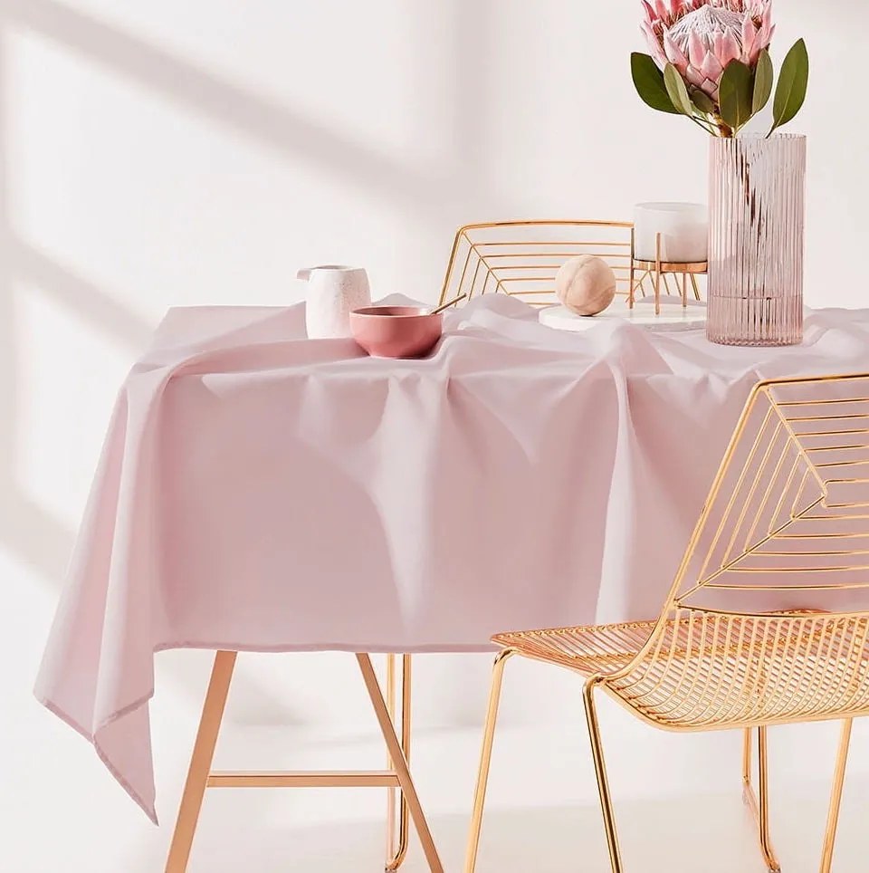 Едноцветна покривка за маса в бледо розово 110 x 160 cm