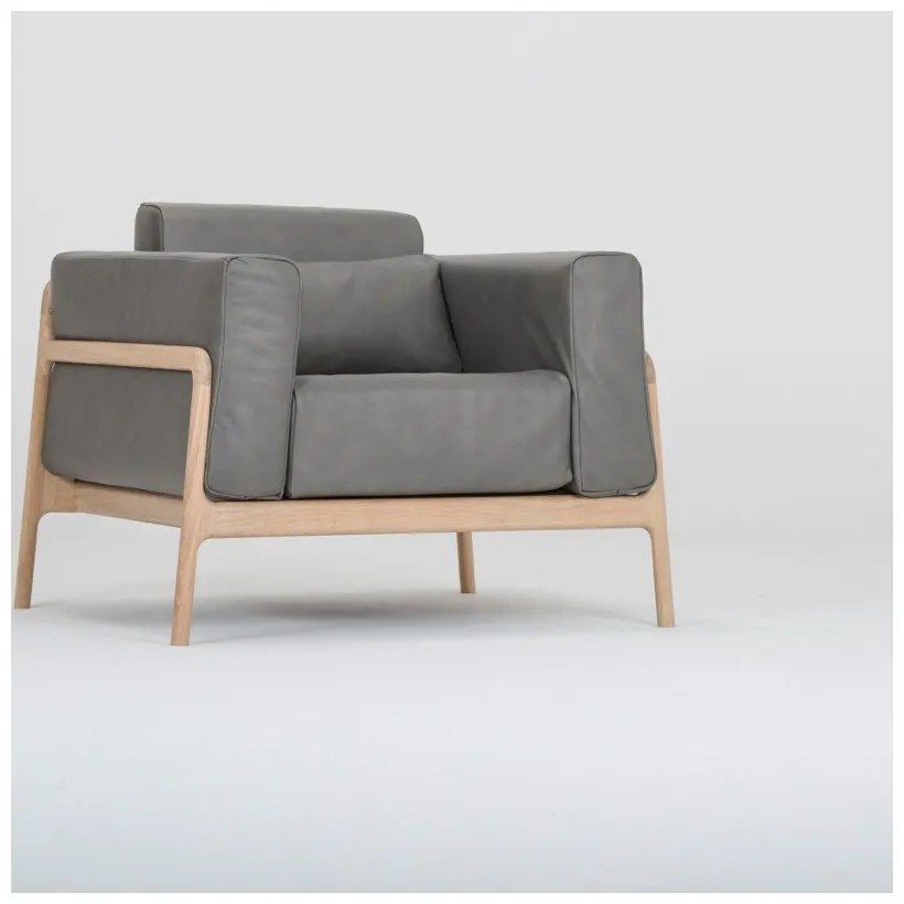 Тъмно сив фотьойл от биволска кожа с масивна дъбова конструкция Fawn - Gazzda