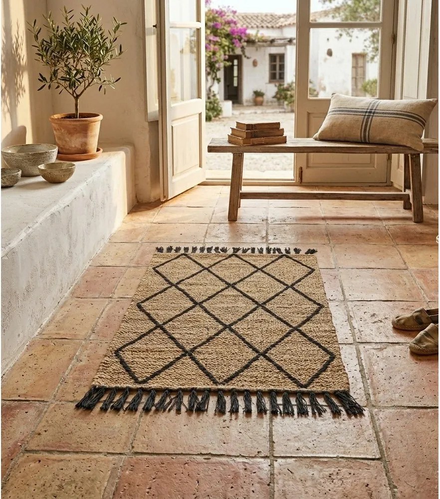 Черен/в естествен цвят ръчно изработен ютен килим 60x90 cm Shaila – Yes Everyday