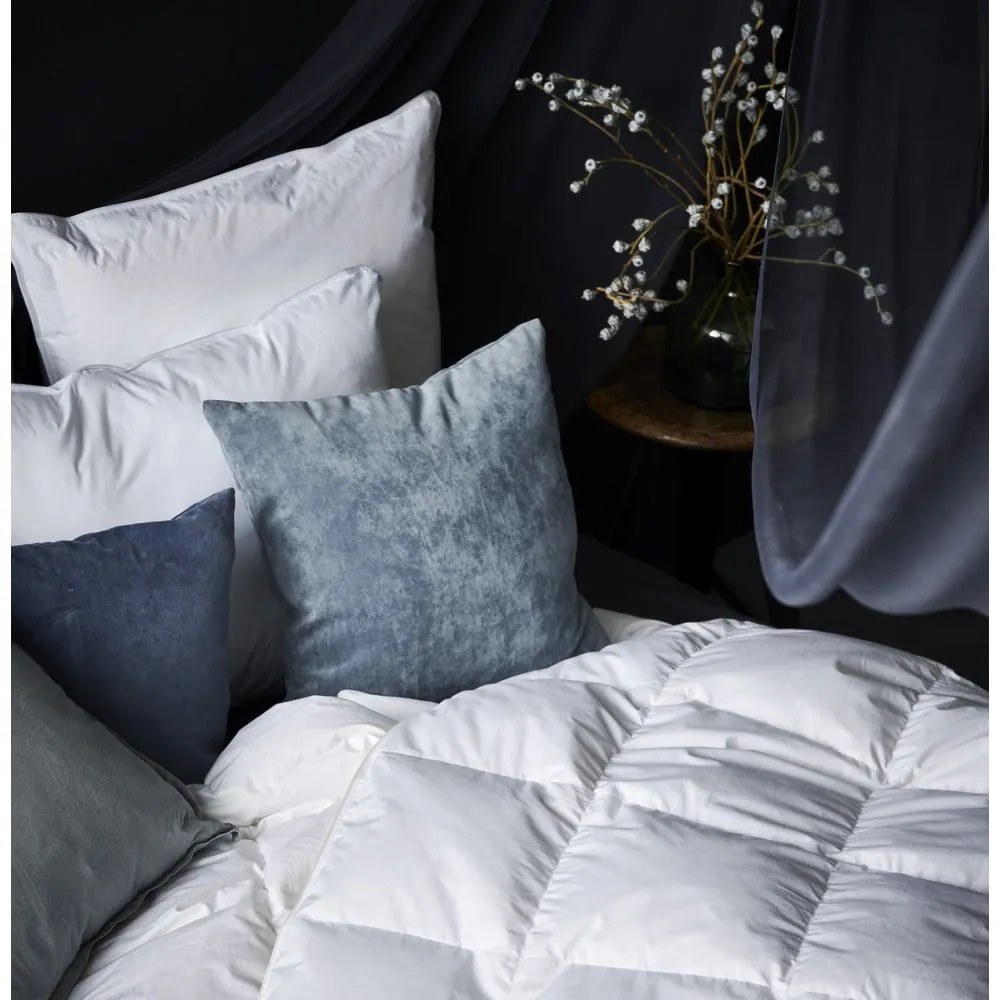 Целогодишна олекотена завивка с пълнеж от пера 200x220 cm Neptune Medium – Universe of Sleeping