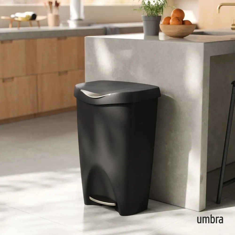 Черно пластмасово кошче за боклук с педал 50 l Brim – Umbra
