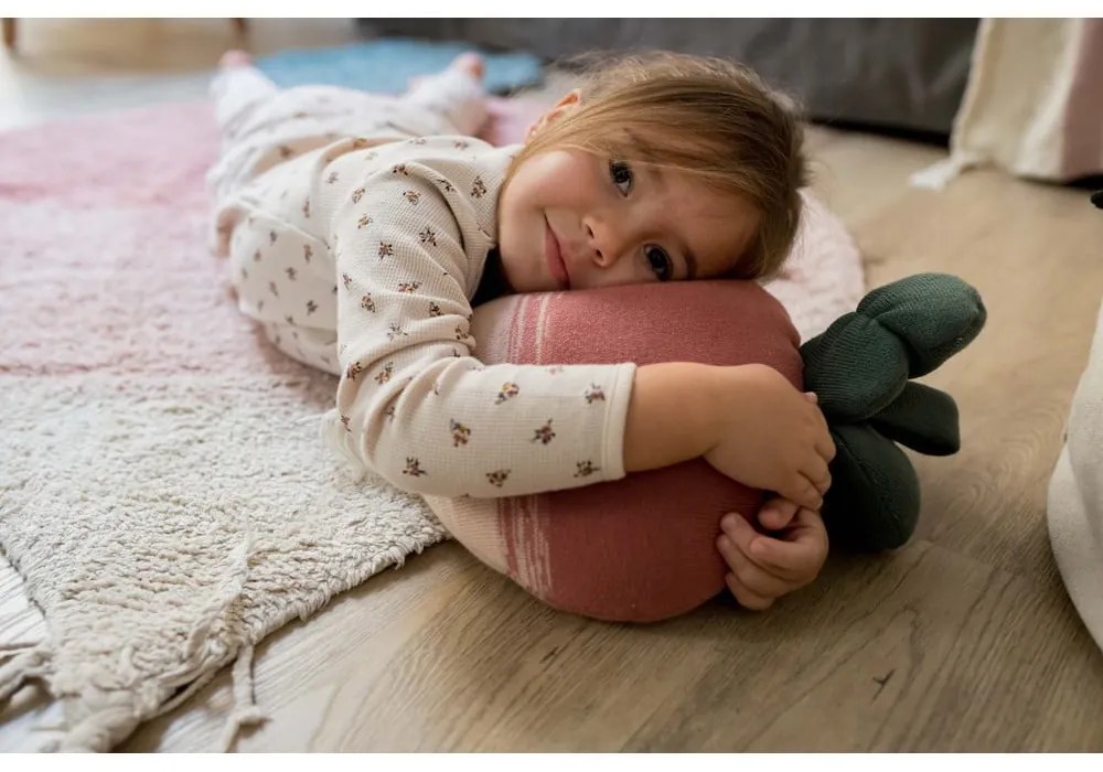 Розов ръчно изработен памучен детски килим подходящ за пране 100x150 cm Ramona the Radish – Lorena Canals