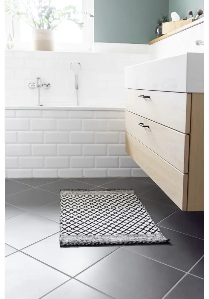 Черно-бял килим за баня от рециклирана пластмаса 50x80 cm Tara – Wenko