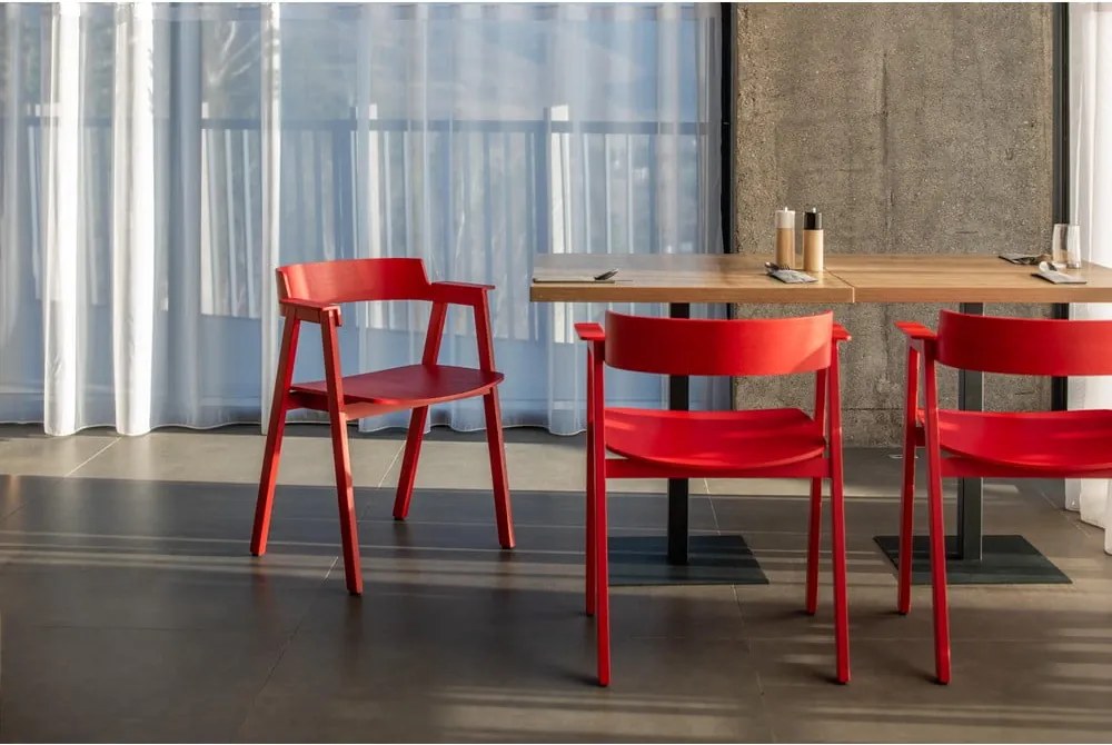 Червен трапезен стол с подлакътници от масивен дъб Flip – Gazzda