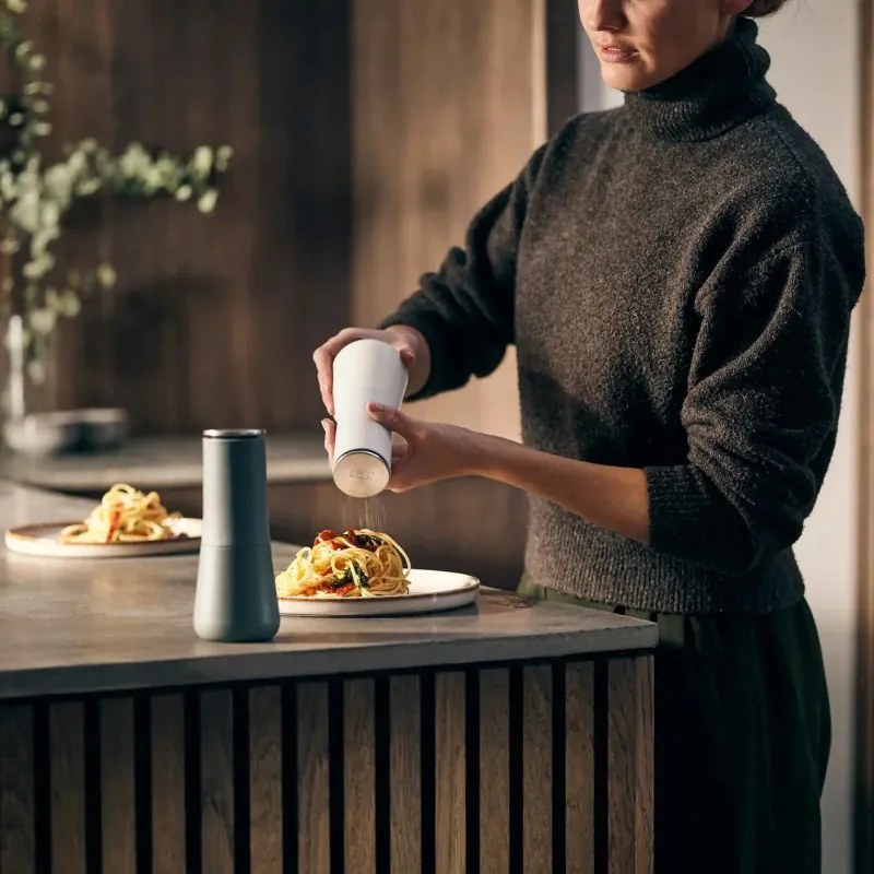 Комплект 2 бр мелнички за сол и пипер Joseph Joseph 95036, Механична  употреба, Керамичен механизъм, Регулиране на степента, Без BPA, Бял/сив