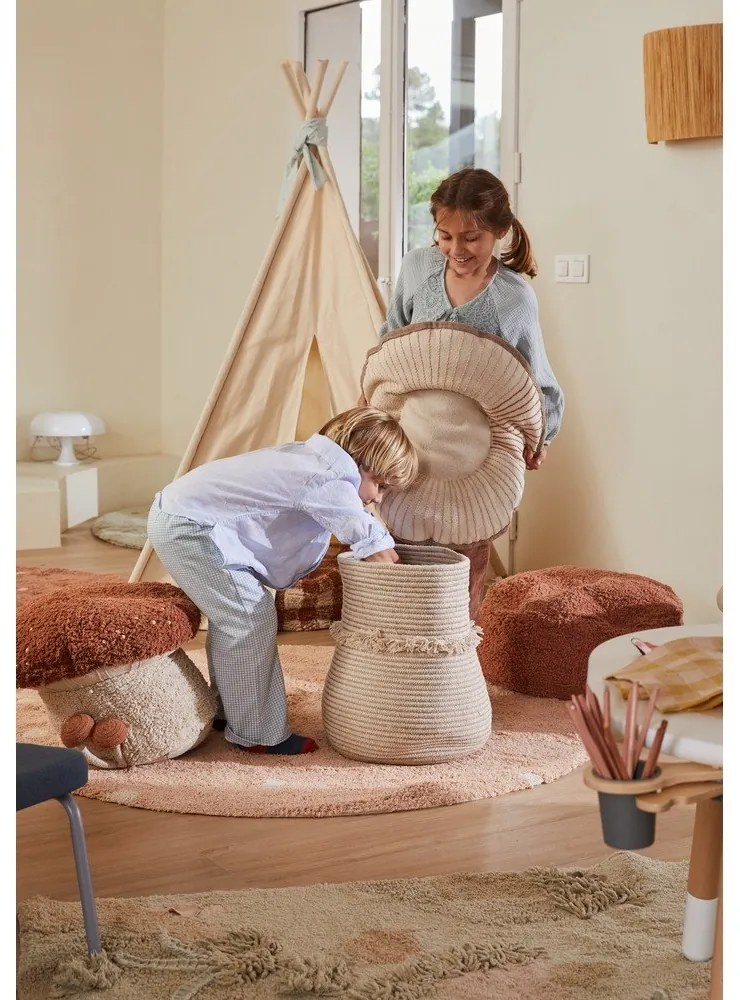 Светлорозов ръчно изработен памучен детски килим подходящ за пране ø140 cm Round Dot Rose – Lorena Canals