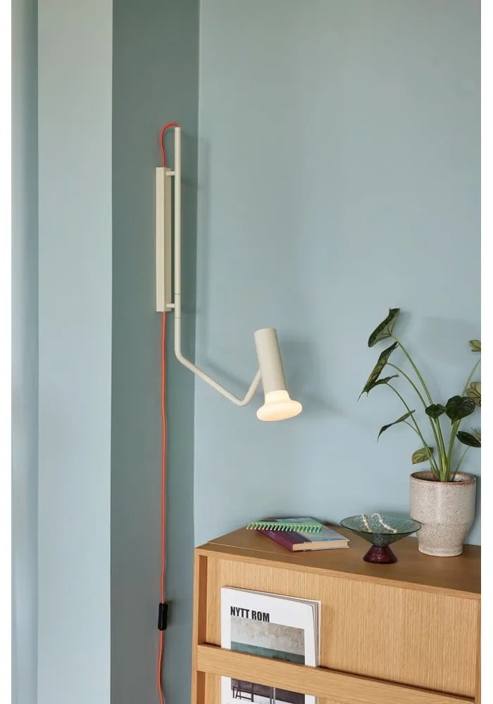 Бежова стенна лампа Wally – Hübsch