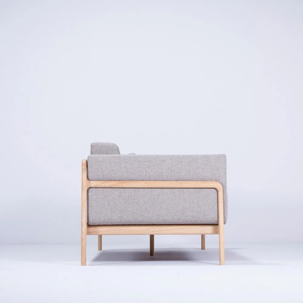 Сив диван с масивна дъбова конструкция , 240 см Fawn - Gazzda