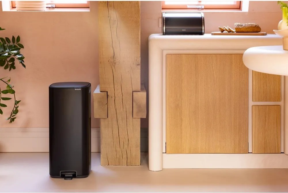 Матово черно стоманено кошче за боклук с педал 30 l Bo – Brabantia