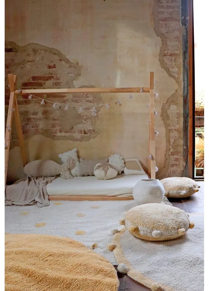 Ръчно изработен памучен детски килим подходящ за пране в цвят жълта охра и кремаво 120x160 cm Hippy Dots Honey – Lorena Canals