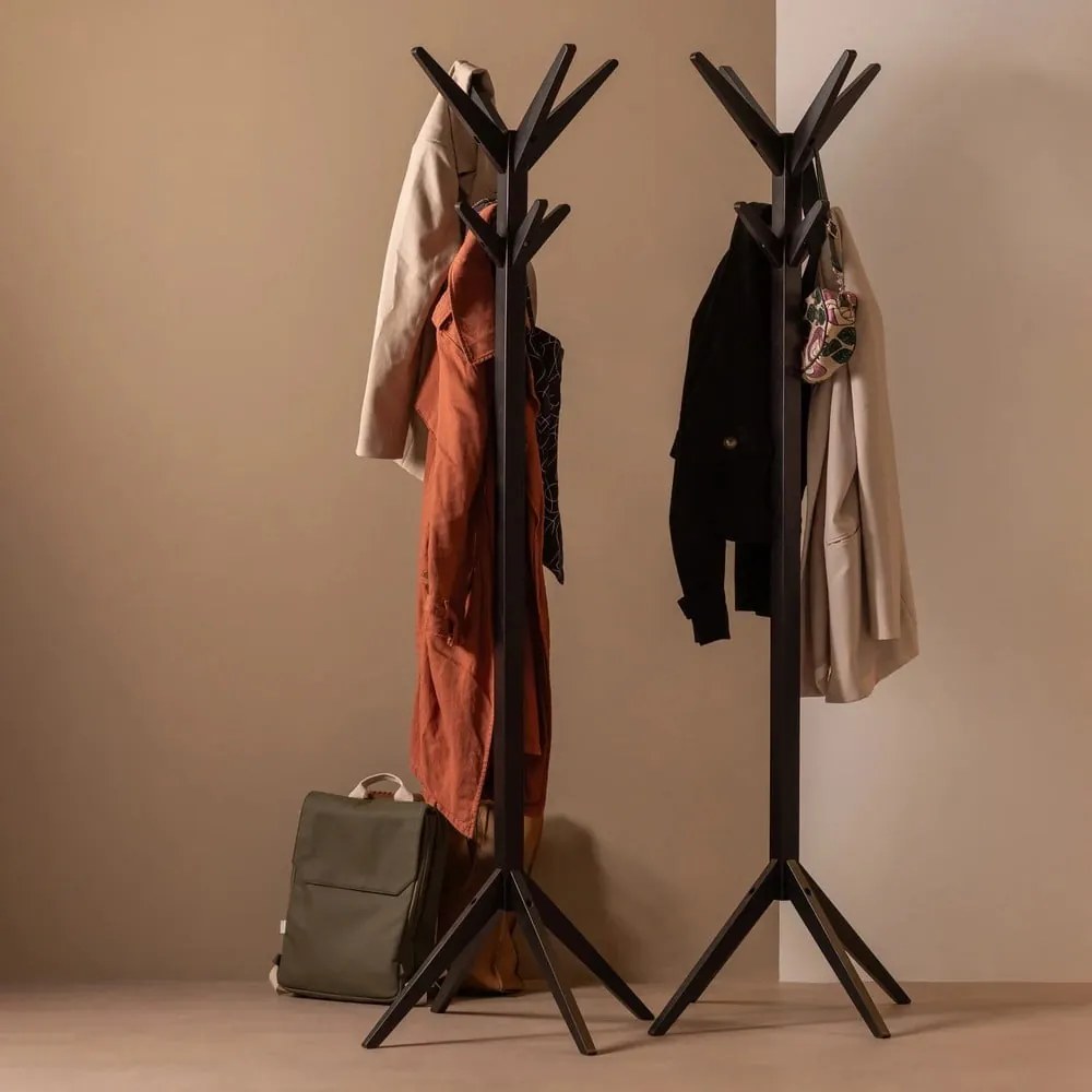 Черна стойка за връхни дрехи от масивна бреза Studio – WOOOD