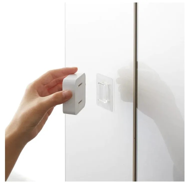 Бял самозалепващ пластмасов държач за кухненска кърпа Film Hook – YAMAZAKI