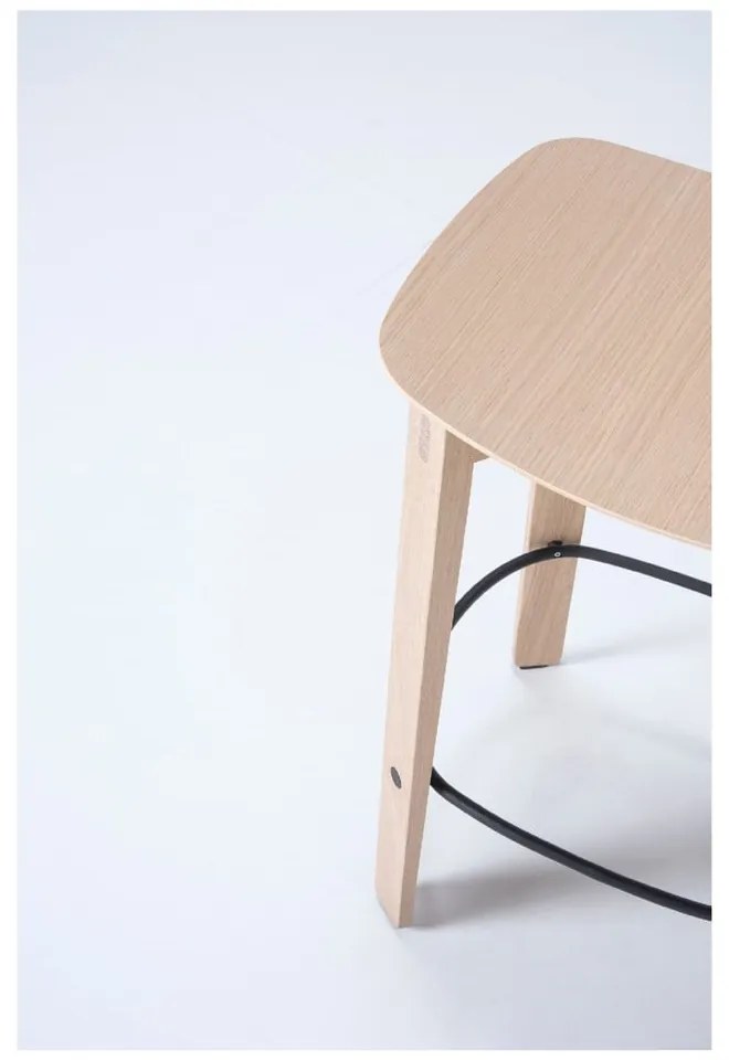 Бар стол от масивен дъб в естествен цвят (височина на седалката 65 cm) Nora – Gazzda