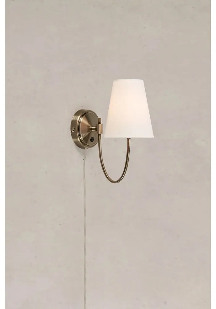 Бяла/в месингов цвят стенна лампа за контакт Amar – Markslöjd