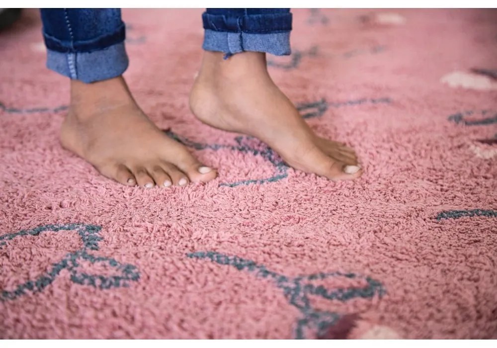 Розов ръчно изработен памучен детски килим подходящ за пране 140x210 cm English Garden Ash Rose – Lorena Canals