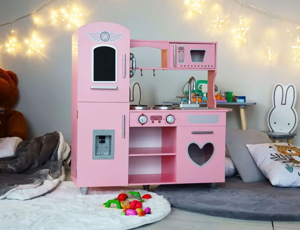 Дървена кухня за момичета в розово