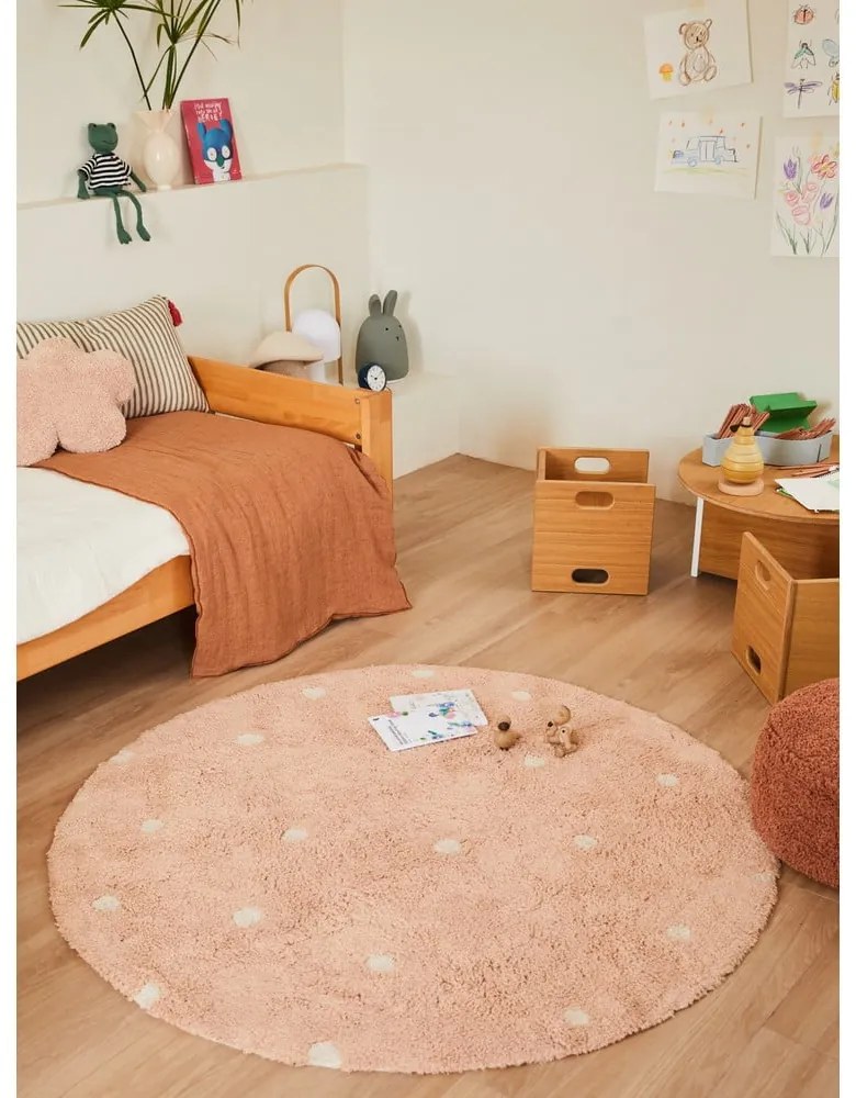 Светлорозов ръчно изработен памучен детски килим подходящ за пране ø140 cm Round Dot Rose – Lorena Canals